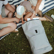 Großer grauer Wickelrucksack für unterwegs mit Kind.