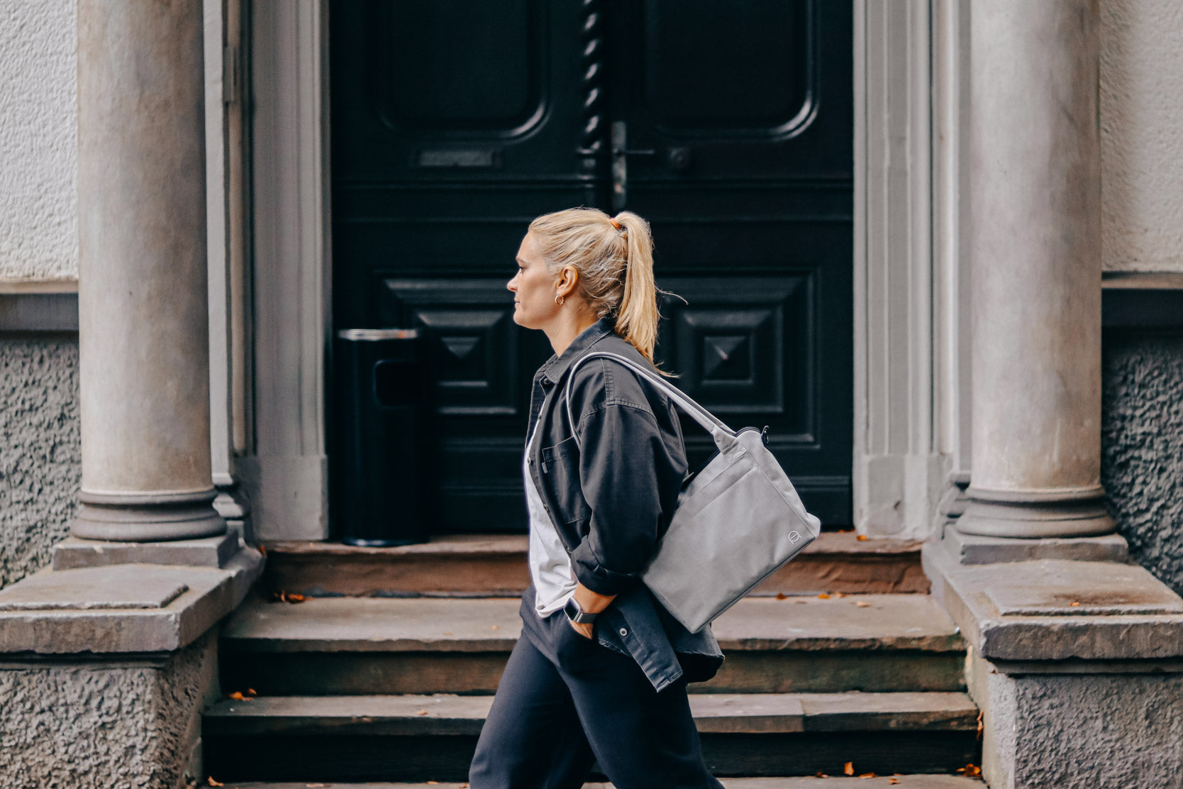 Tote-Bag-Paula_Hellgrau_Caro_AnnaundOskar-11_776a5dc4-f718-4efd-970d-ce89f41864c4.jpg