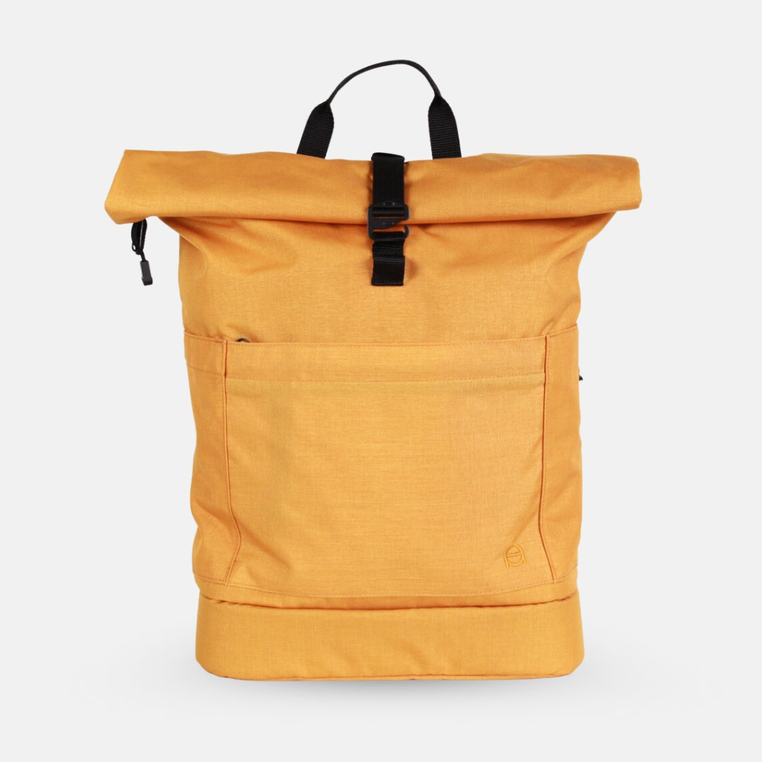 Wickelrucksack Hugo in senfgelb von Anna und Oskar. Robust, nachhaltig, fair produziert und unisex.