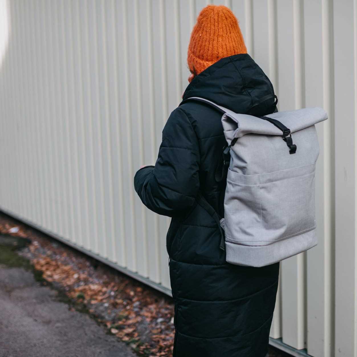 Großer Wickelrucksack Hugo hellgrau nachhaltig