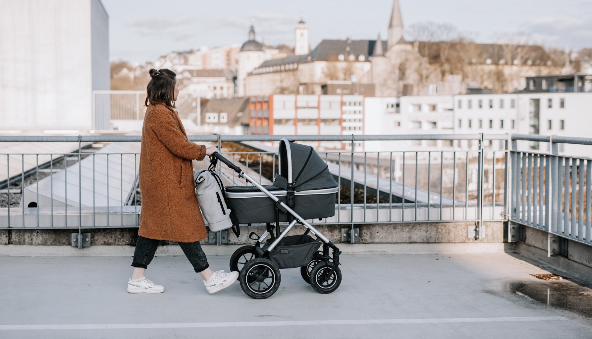 Elternwerden ist hardcore. Wir wollen dass es leicht ist. Mit unseren Wickelrucksäcken und Wickeltaschen aus fairer Produktion. Hergestellt in Europa.