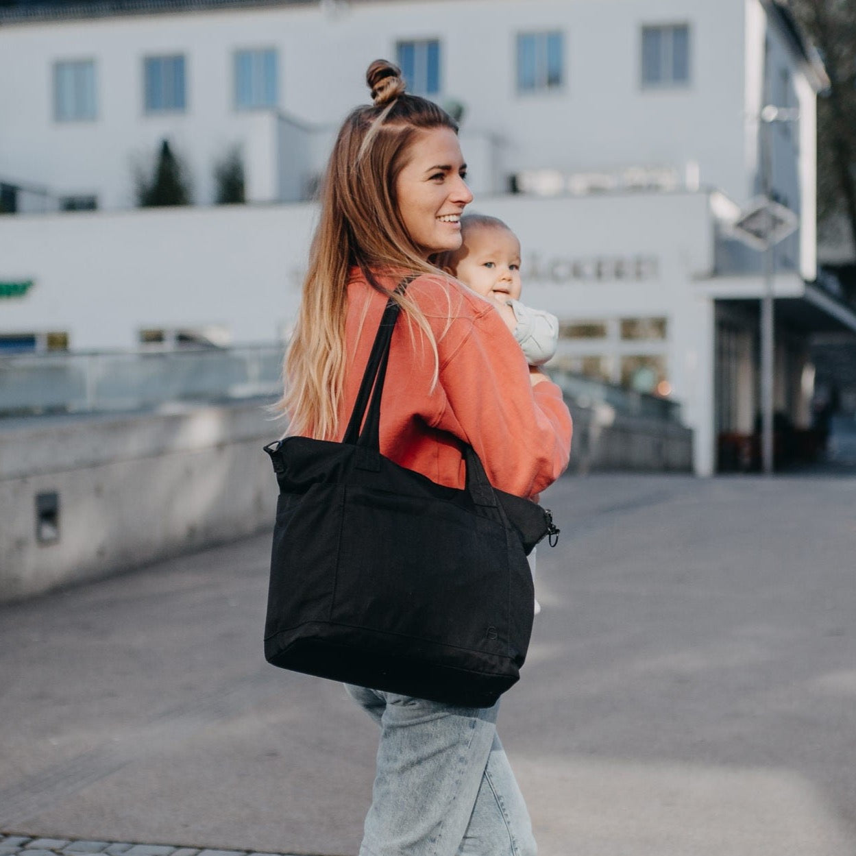 Wickeltasche Greta in schwarz von Anna und Oskar. Gefertigt aus schwarzer Cordura ist sie besonders robust, wasserabweisend und pflegeleicht. Fair, unisex und minimalistisch.