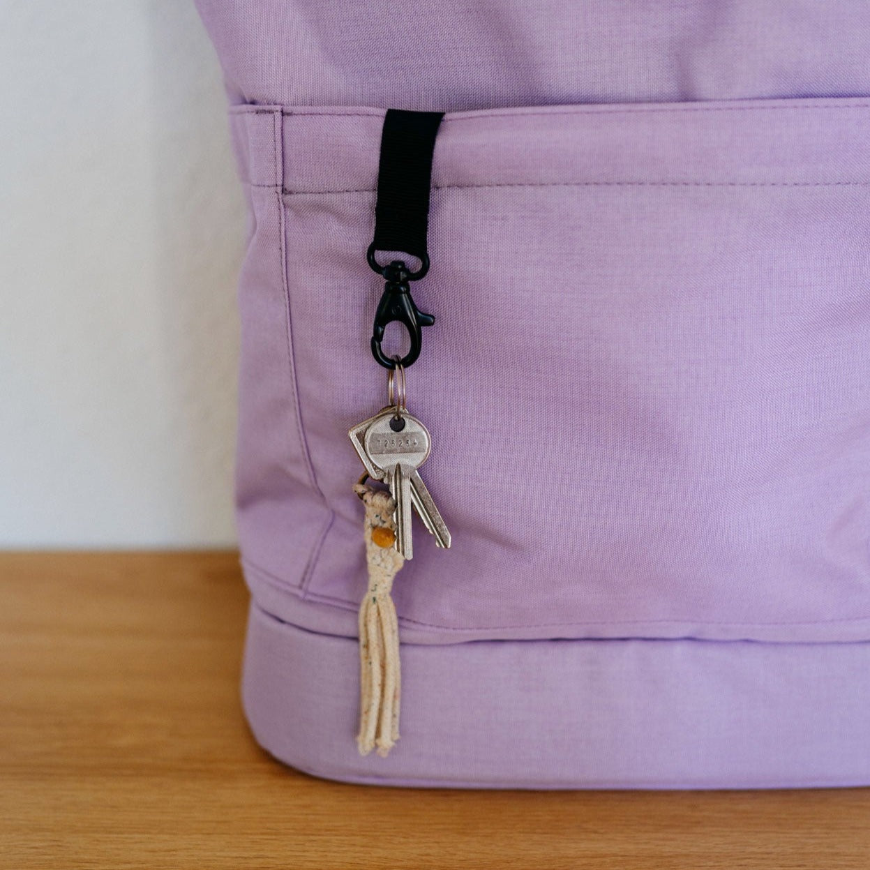 Großer Rucksack mit wasserabweisenden Reißverschlüssen und Karabiner im Frontfach.