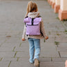 Kinderrucksack Hugo Mini gefertigt aus robuster und wasserabweisender Cordura. Rucksack für Kinder ab 1 Jahr in rosa bzw. lila von Anna und Oskar. Fair produziert und unisex.