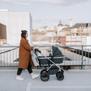 Großer Wickelrucksack Hugo hellgrau am Kinderwagen. Nachhaltig und fair produziert.