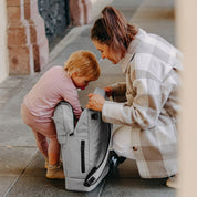 Großer Familien Rucksack in hellgrau. Fair produziert von Anna und Oskar. Viel Stauraum. Mehr Ordnung