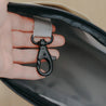 Beige Handtasche Leni mit Schlüsselkarabiner im Innefach für mehr Ordnung und Sicherheit.